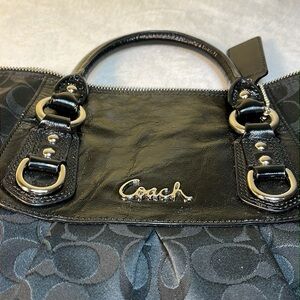 Coach bag, large, three inner pockets and one zipper pocket, short handles,